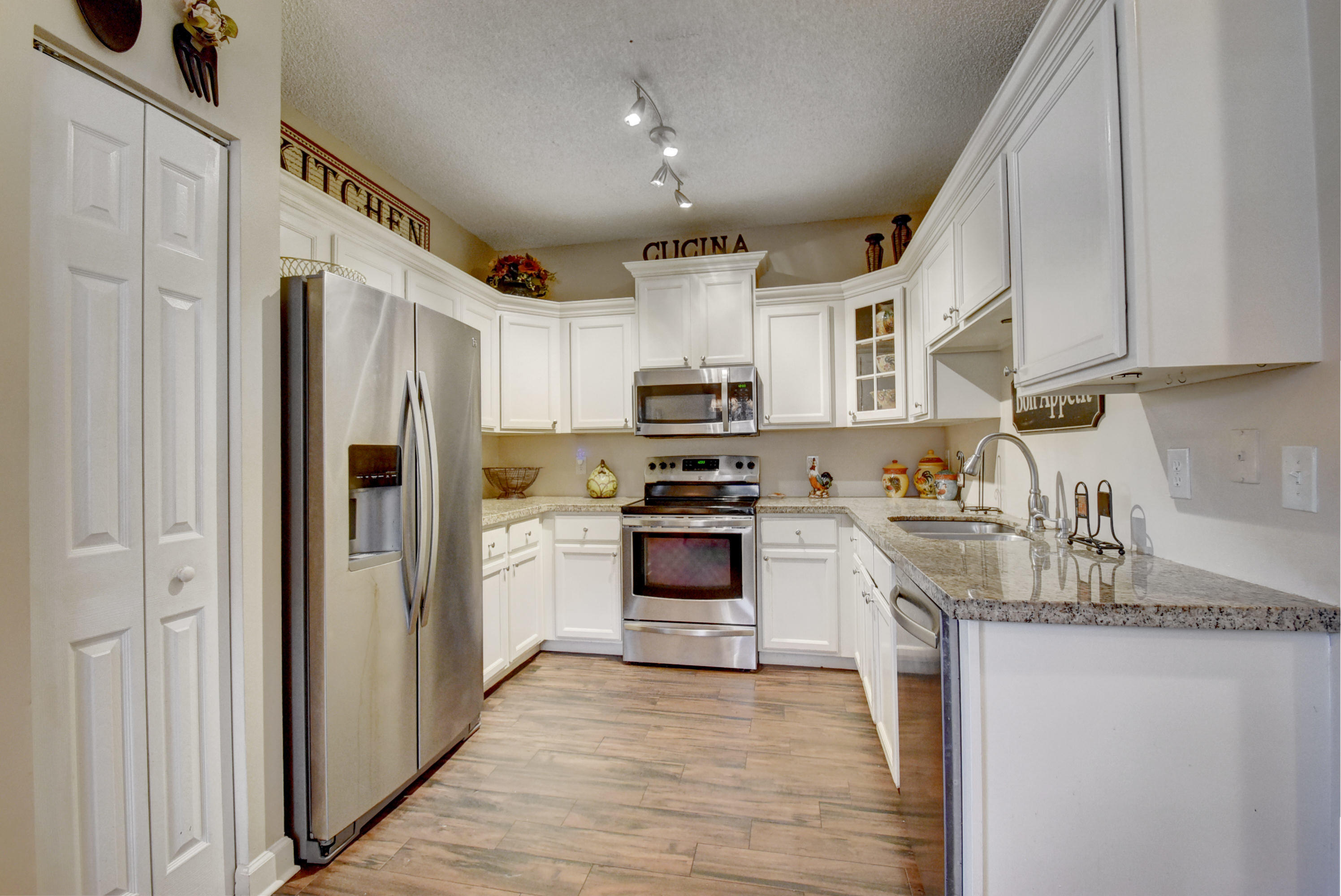 21097 Vía Eden Boca Raton, FL 33433 - Photo 13 of 29 kitchen