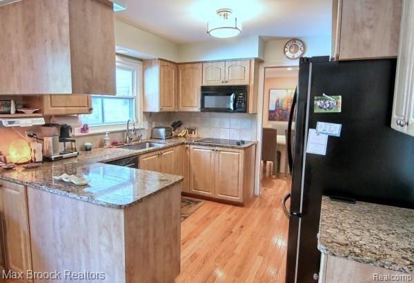 4173 Fieldbrook Road West Bloomfield, MI 48323 - Photo 7 of 32 Kitchen