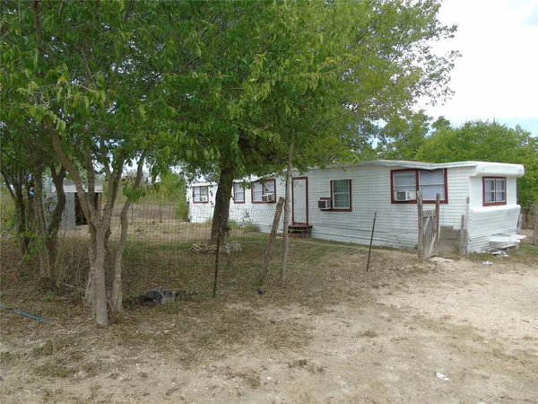 $1,000 | 910 Bunton Lane, Unit D, Uhland, TX 78640