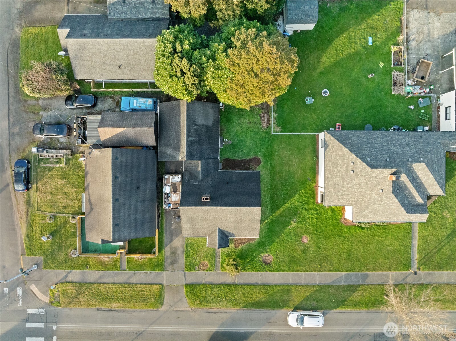 3003 Sumner Avenue Hoquiam, WA 98550 - Photo 24 of 26 front view of a house with a garden