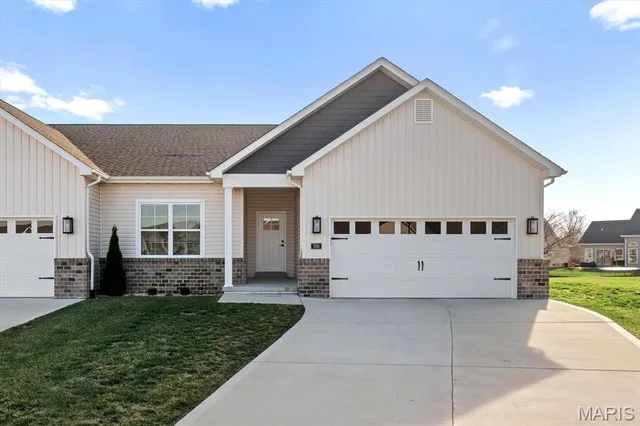 $385,000 | 700 Applewood Creek Drive, Fairview Heights, IL 62208