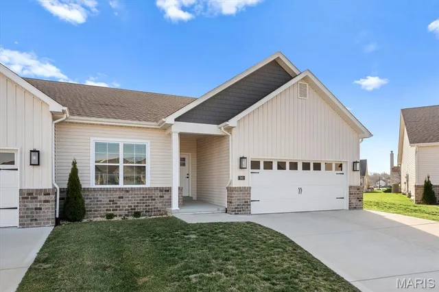 $385,000 | 700 Applewood Creek Drive, Fairview Heights, IL 62208