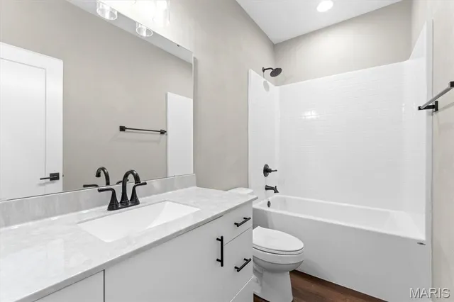 $385,000 | 700 Applewood Creek Drive, Fairview Heights, IL 62208