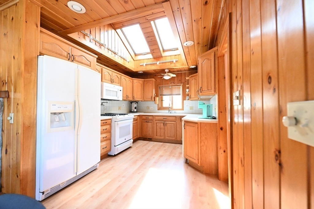 7 Glendale Road Onset, MA 02558 - Photo 3 of 17