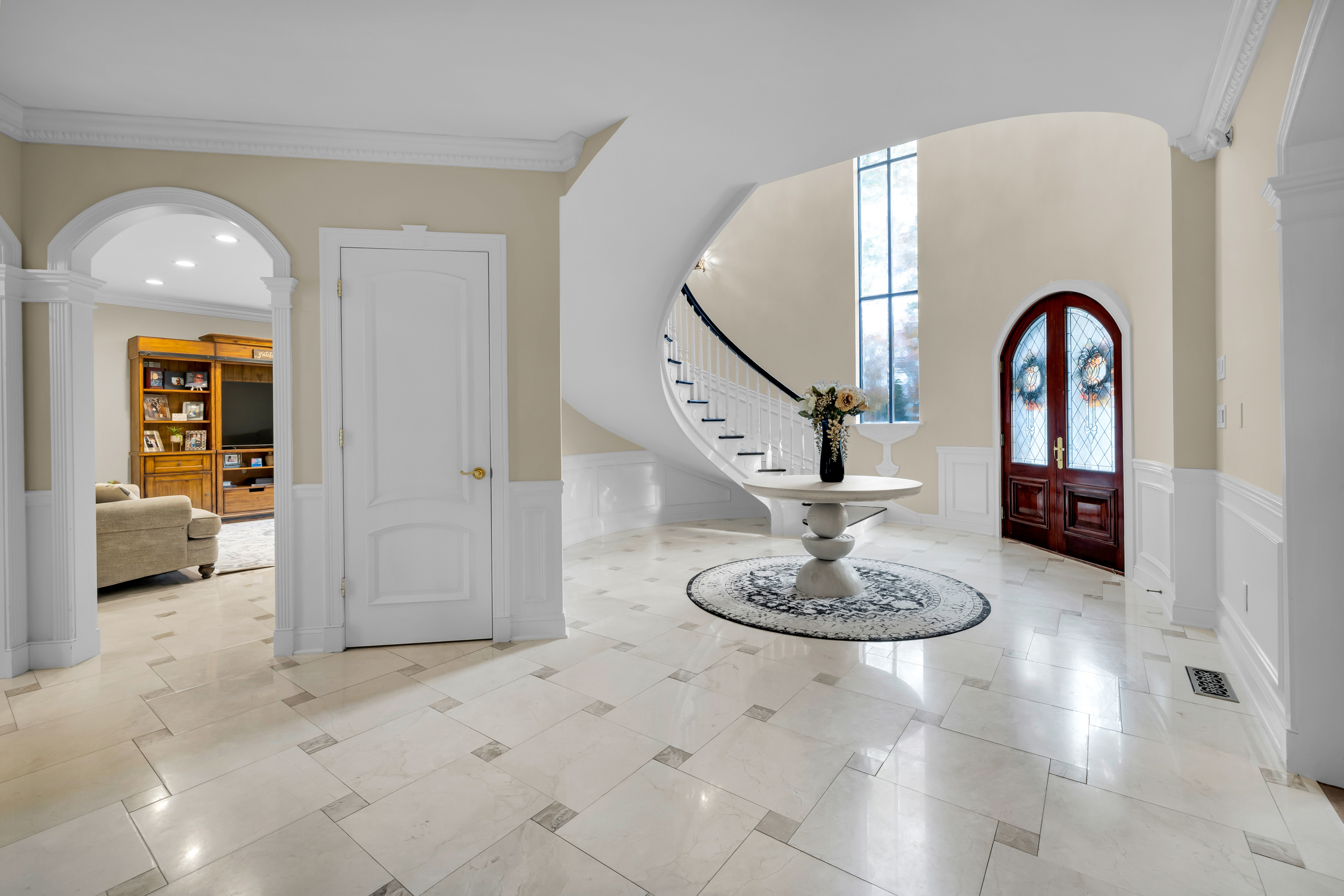 65 Ironwood Road Guilford, CT 06437 - Photo 6 of 40 a view of a livingroom with a kitchen