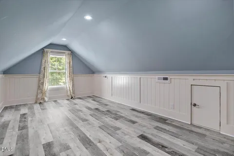 en empty room with windows and ceiling fan