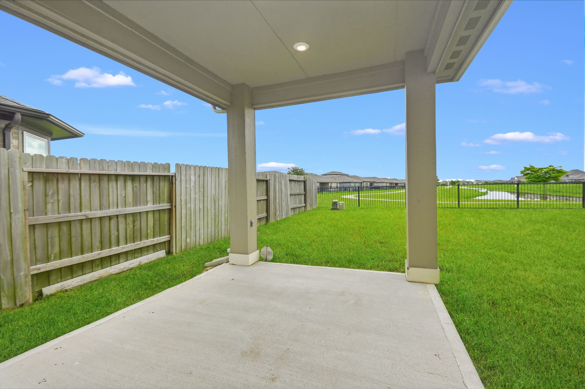 10723 Clfs Vw Drive Rosharon, TX 77583 - Photo 35 of 50 Great covered patio that has a built in gas valve for your grill!