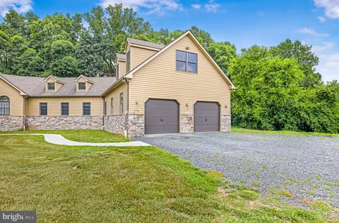 a view of a yard with an outdoor seating and garage