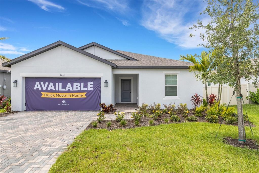 a view of front of a house with yard