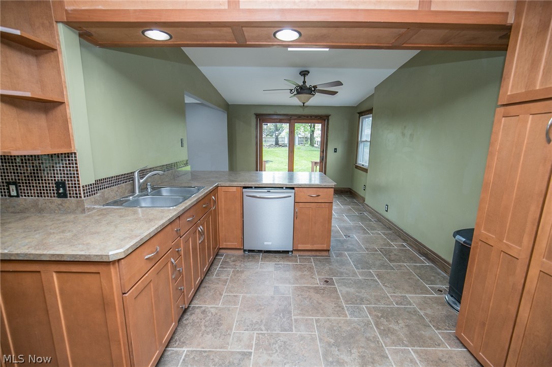 4907 Anderson Road Cleveland, OH 44124 - Photo 8 of 28