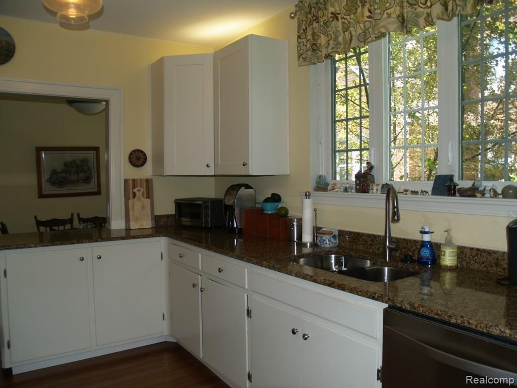 860 Barrington Road Grosse Pointe, MI 48230 - Photo 10 of 24 860 Barrington kit 3.jpg