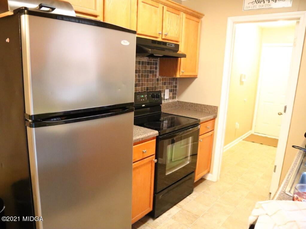 204 Autumn Ridge Court Gray, GA 31032 - Photo 8 of 20 a kitchen with a refrigerator and a stove