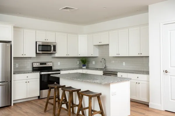 $3,500 | 390 Chief Justice Cushing Highway, Unit 208, Cohasset, MA 02025