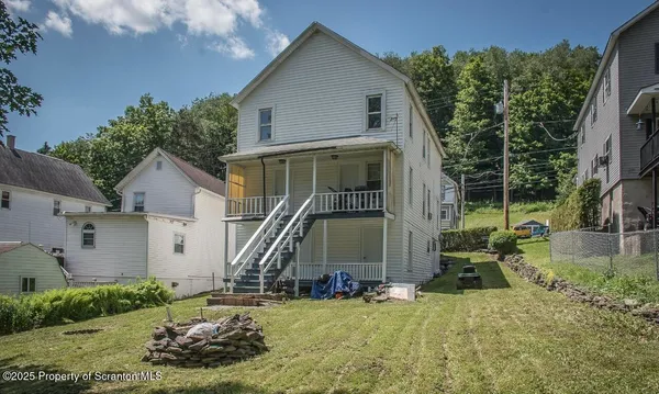 a view of a house with backyard