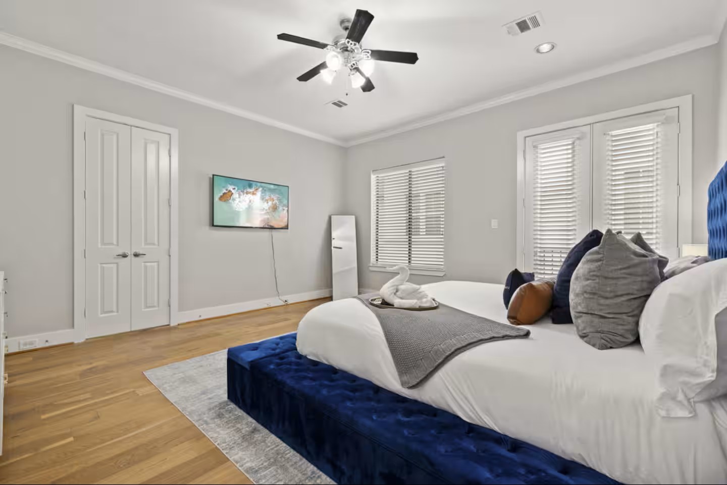 1205 Detering Street Houston, TX 77007 - Photo 20 of 30 a spacious bedroom with two beds and a chandelier