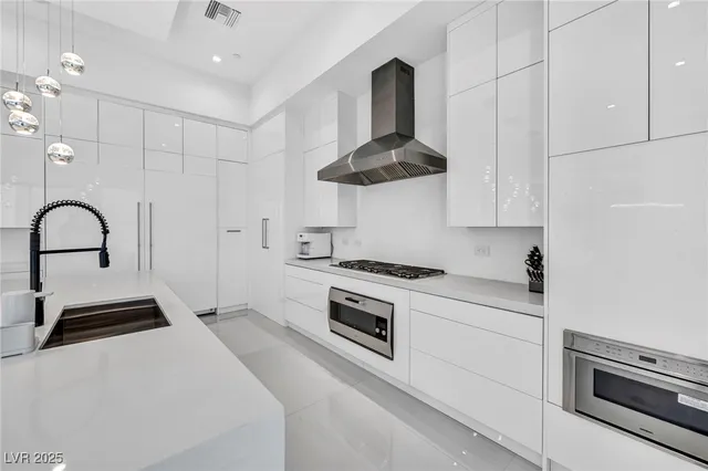 $3,750,000 | 9760 Solar Avenue, Las Vegas, NV 89149