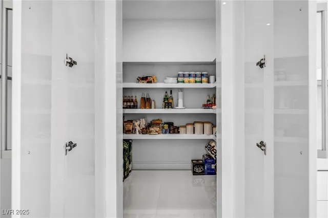 $3,750,000 | 9760 Solar Avenue, Las Vegas, NV 89149