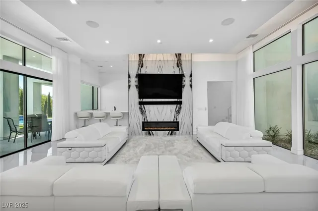 $3,750,000 | 9760 Solar Avenue, Las Vegas, NV 89149