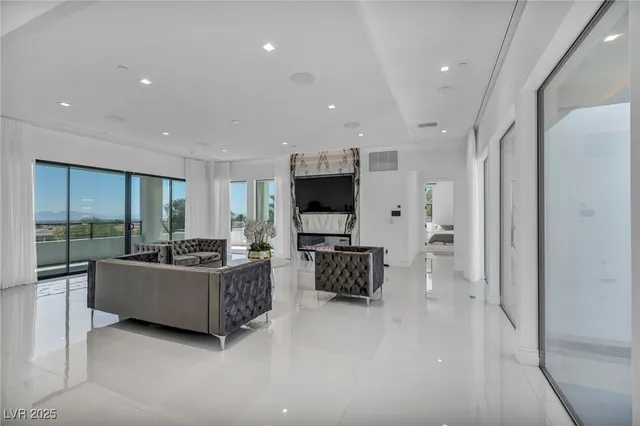 $3,750,000 | 9760 Solar Avenue, Las Vegas, NV 89149