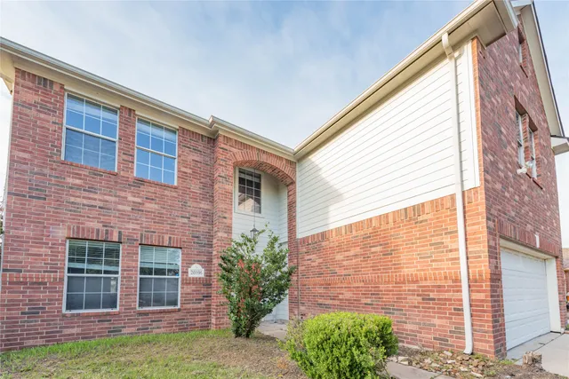 a view of a house with backyard