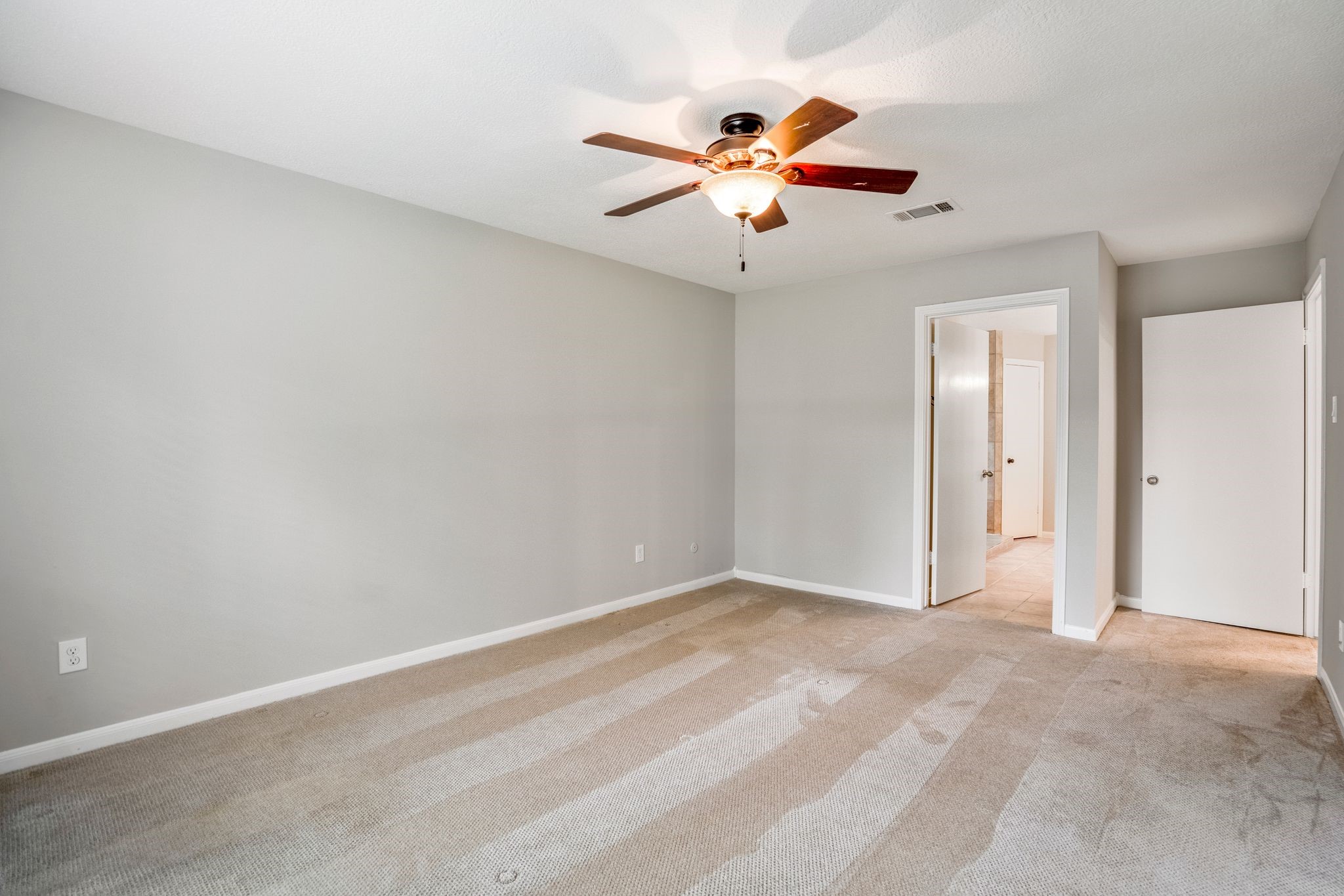 7607 Wycomb Lane Houston, TX 77070 - Photo 20 of 38 a view of an empty room with a fan