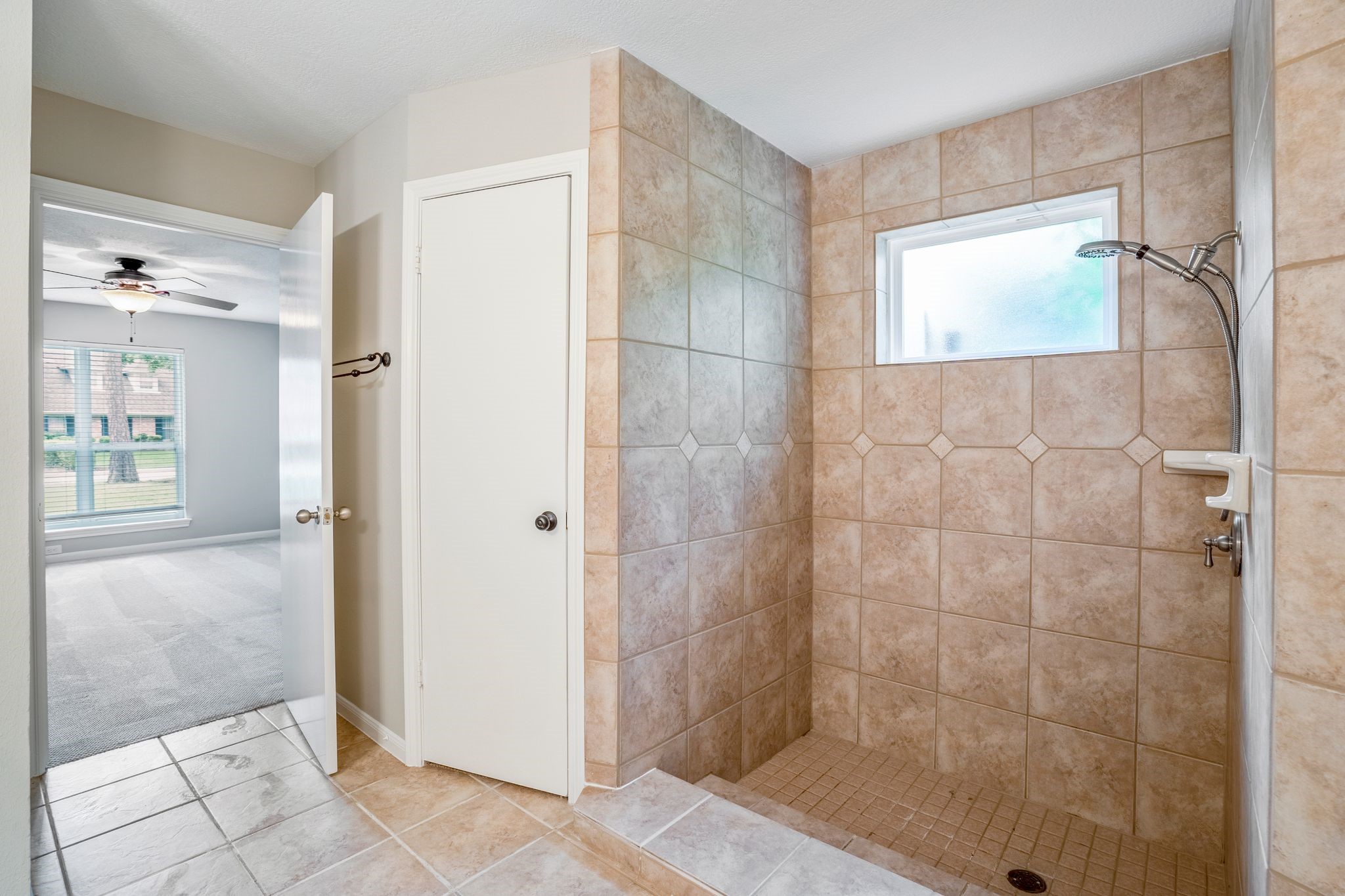 7607 Wycomb Lane Houston, TX 77070 - Photo 24 of 38 a bathroom with a shower
