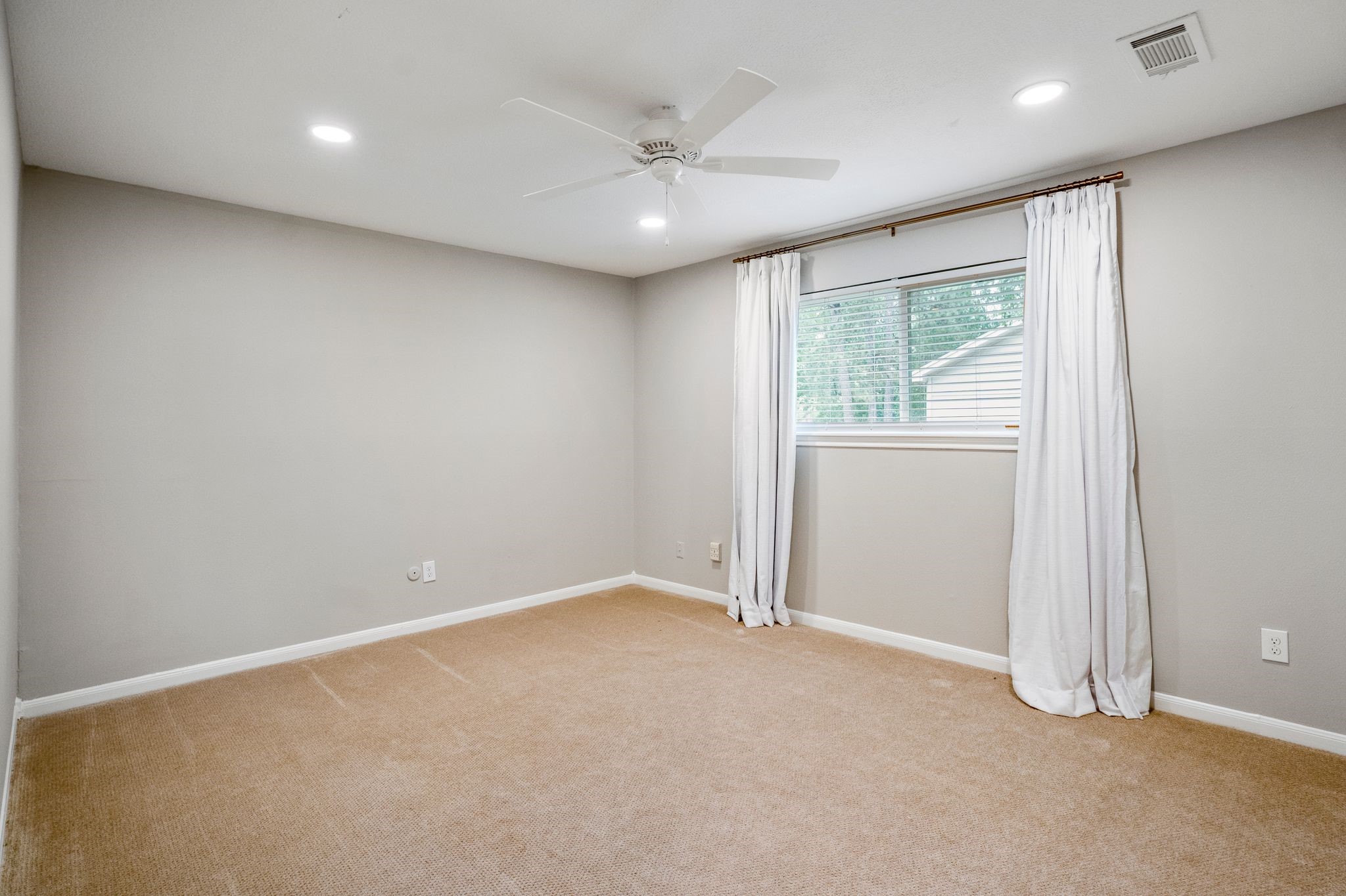 7607 Wycomb Lane Houston, TX 77070 - Photo 28 of 38 an empty room with a ceiling fan and window