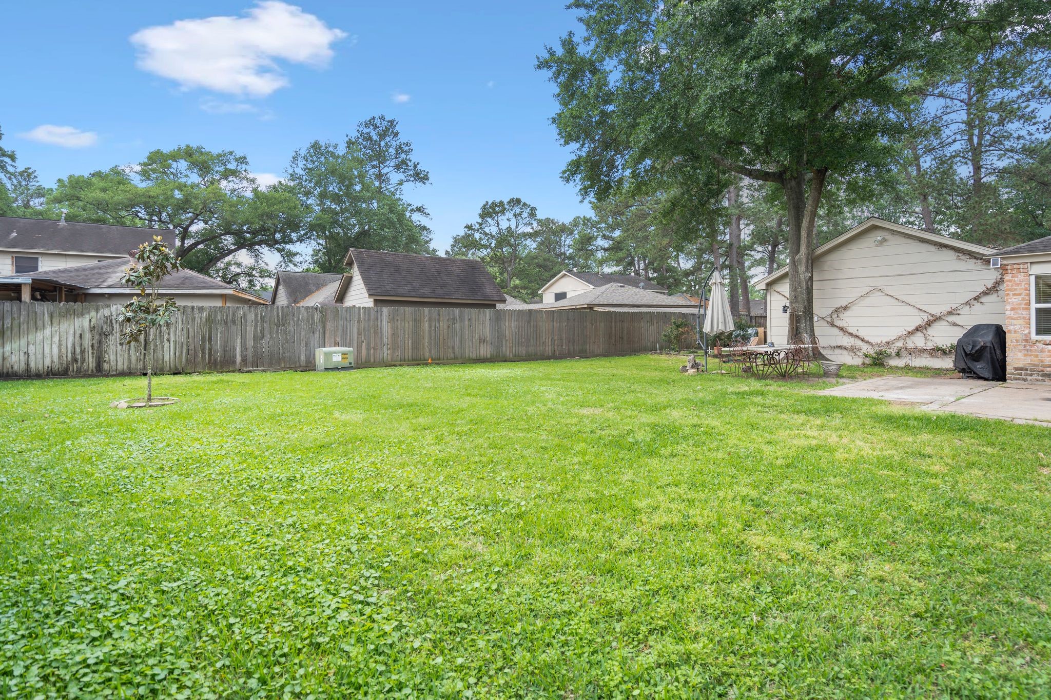 7607 Wycomb Lane Houston, TX 77070 - Photo 38 of 38 a view of a backyard with a garden