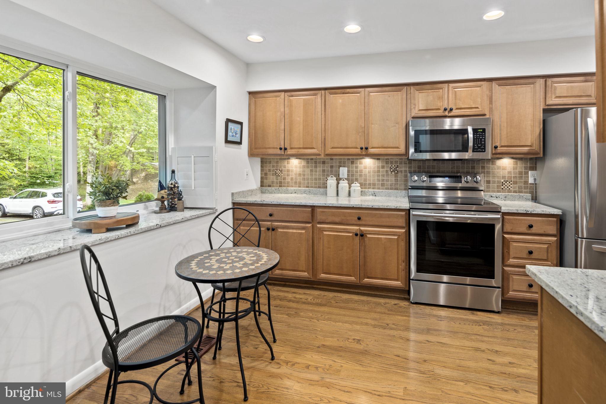 11740 Decade Court Reston, VA 20191 - Photo 4 of 44 Eat-in kitchen w/ SS appliances & recessed lights