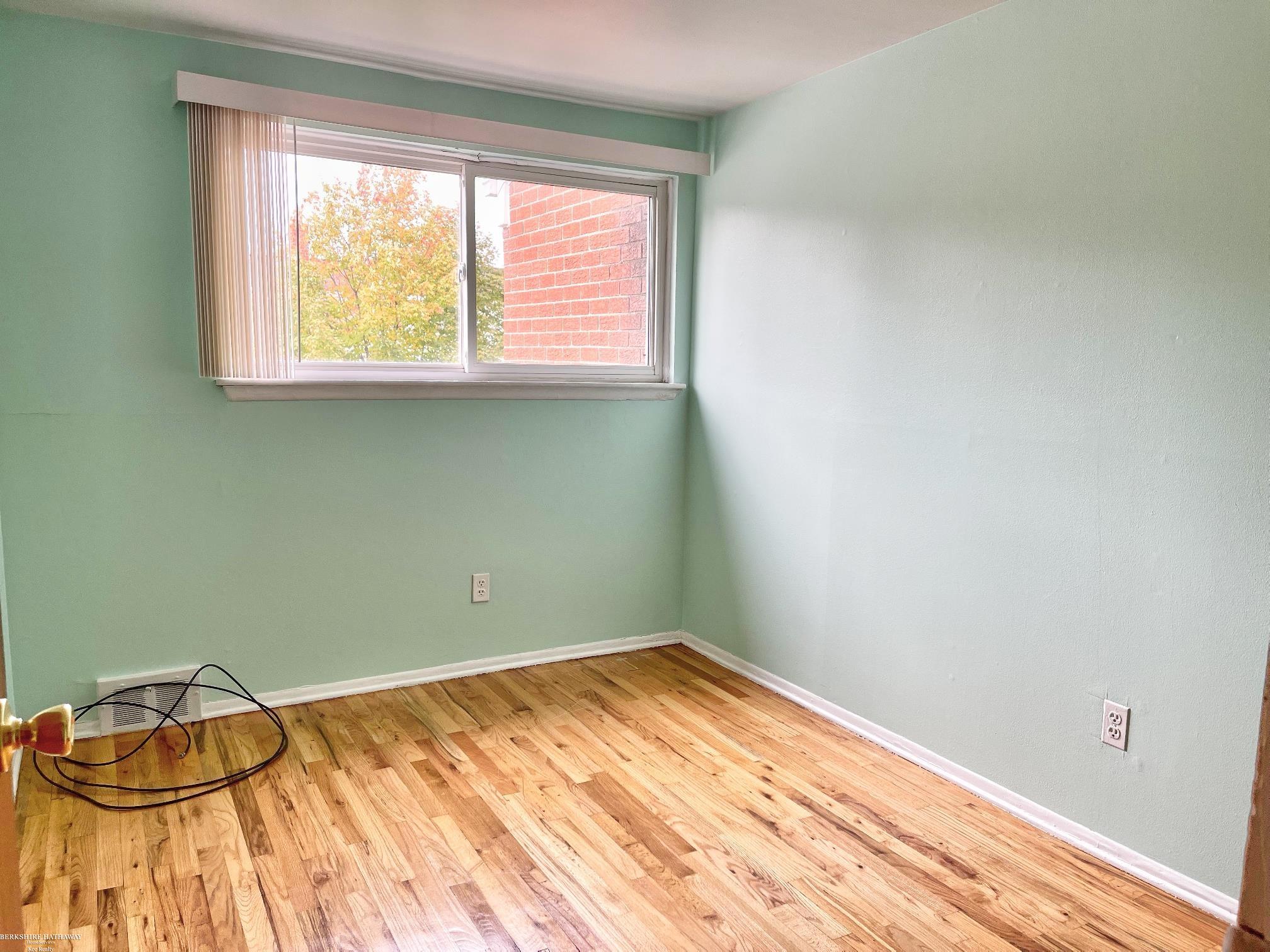 8725 Sterling Street Center Line, MI 48015 - Photo 5 of 5 50125680-4.JPG