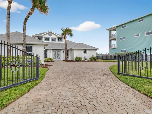 a view of a house with backyard and a garden