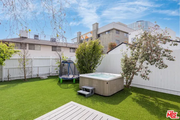 $14,995 | 527 South Bentley Avenue, Los Angeles, CA 90049