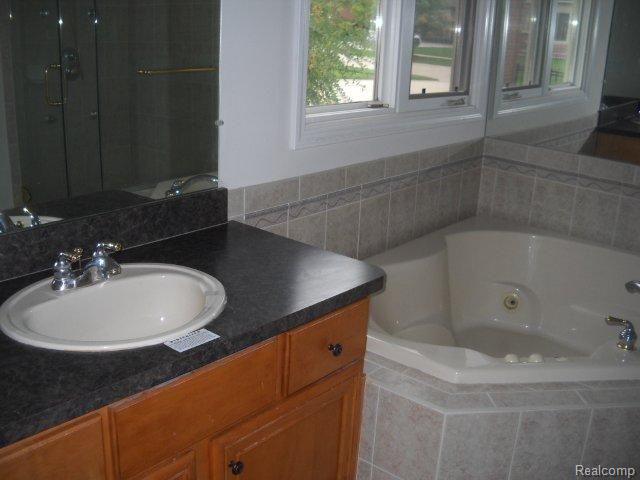 21463 Raintree Drive Macomb, MI 48044 - Photo 9 of 10 261-961892 Bathroom