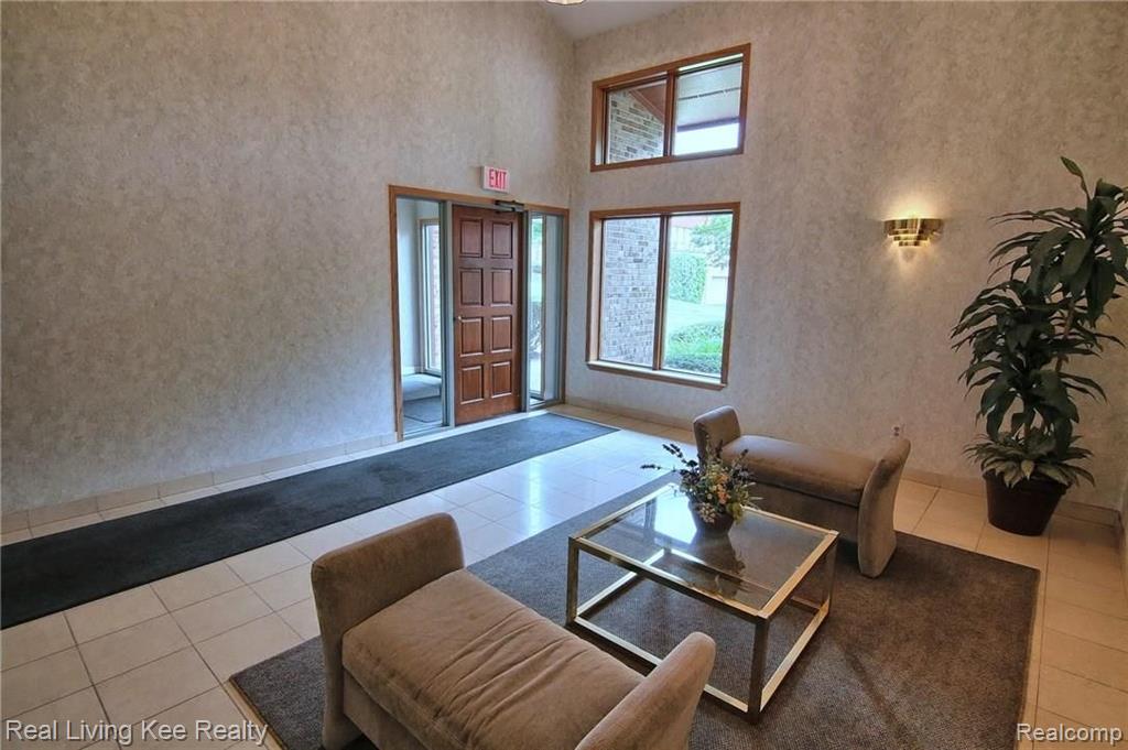 875 Green View Court, Unit 64 Rochester Hills, MI 48307 - Photo 8 of 31
