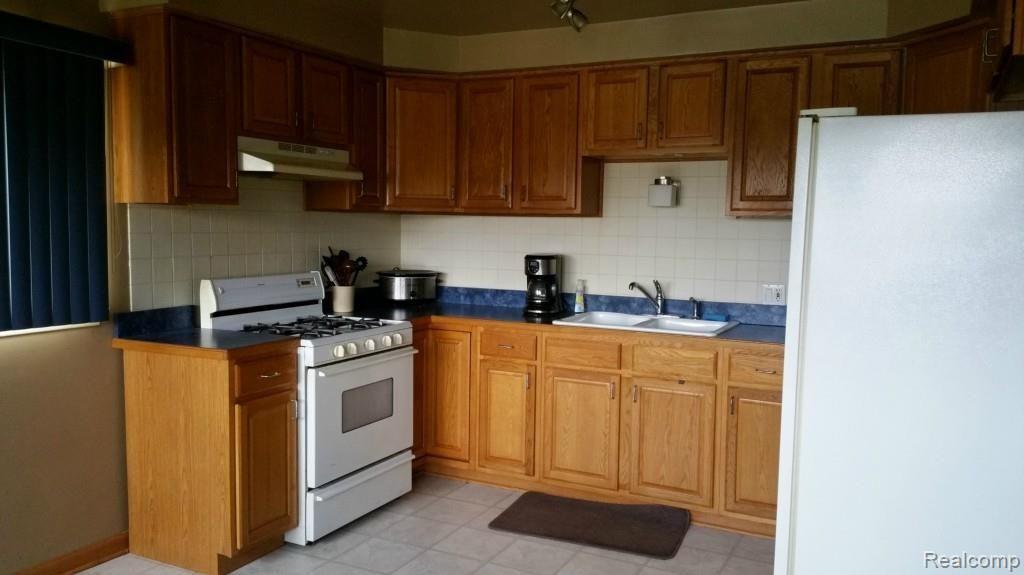 18010 Rainbow Road Fraser, MI 48026 - Photo 3 of 23 RBkitchen2.jpg