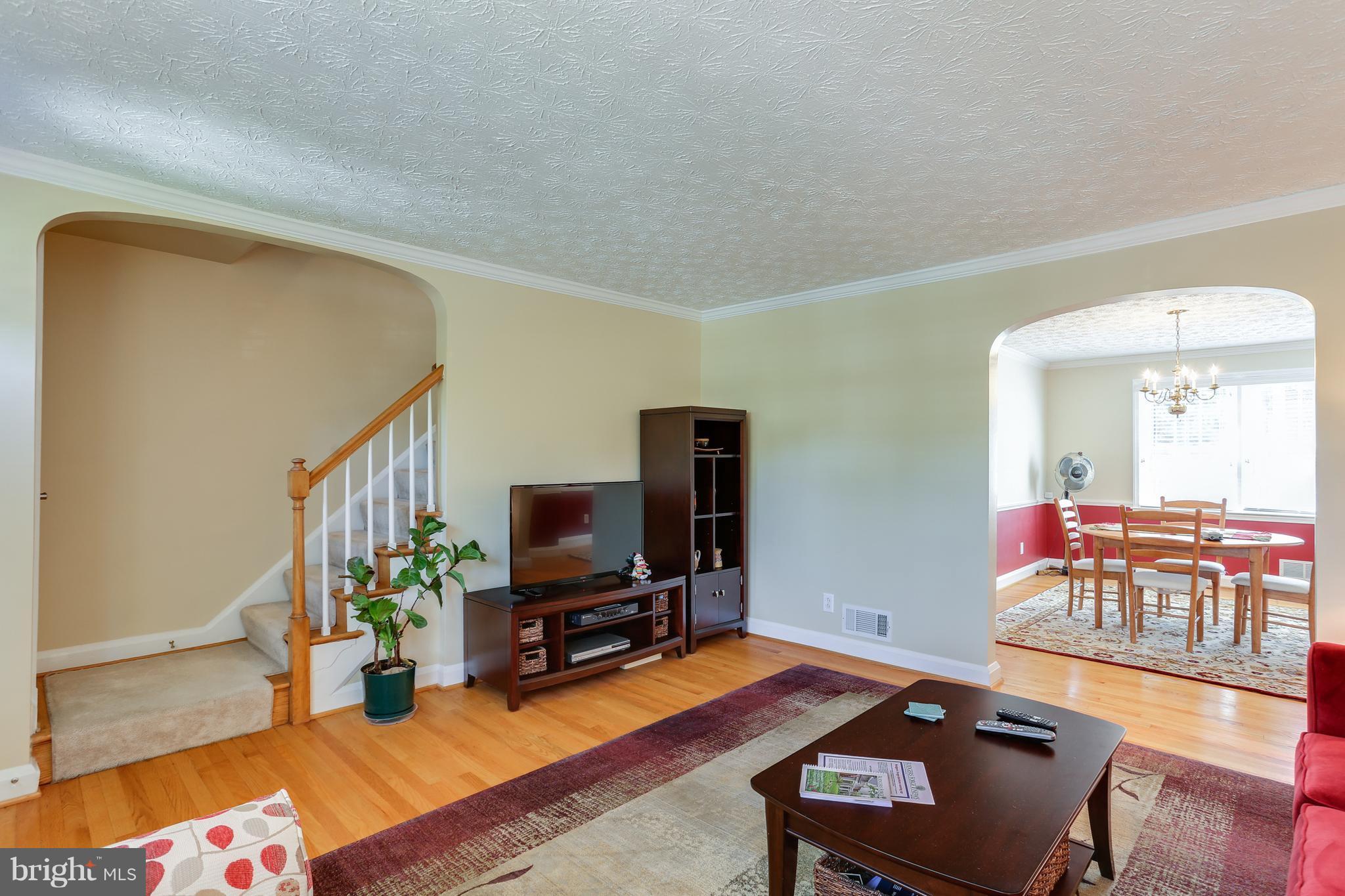 7019 Heathfield Road Baltimore, MD 21212 - Photo 4 of 30 Living Room
