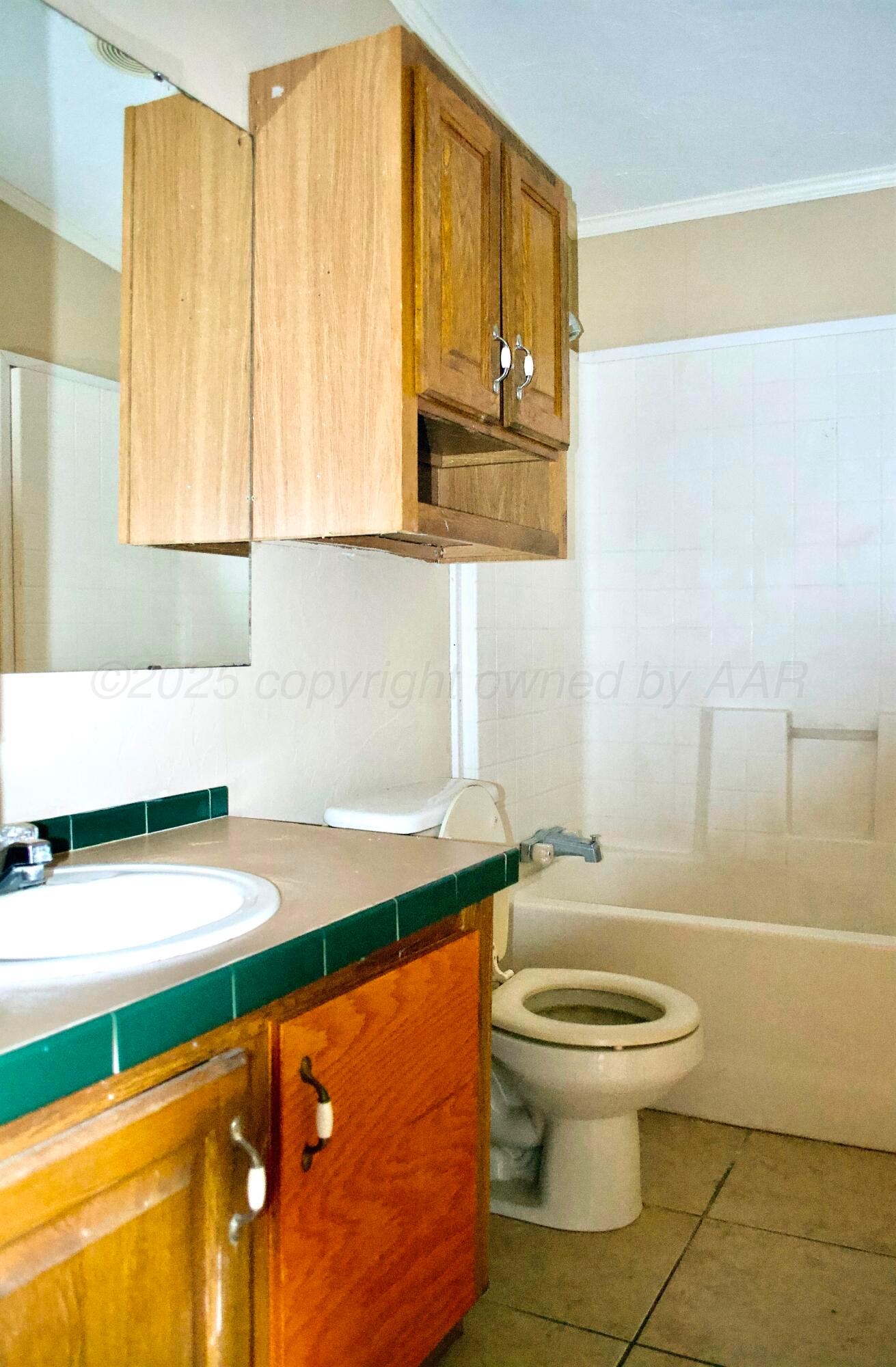 406 North Independence Street Amarillo, TX 79106 - Photo 9 of 19 a bathroom with a sink a toilet and a bathtub