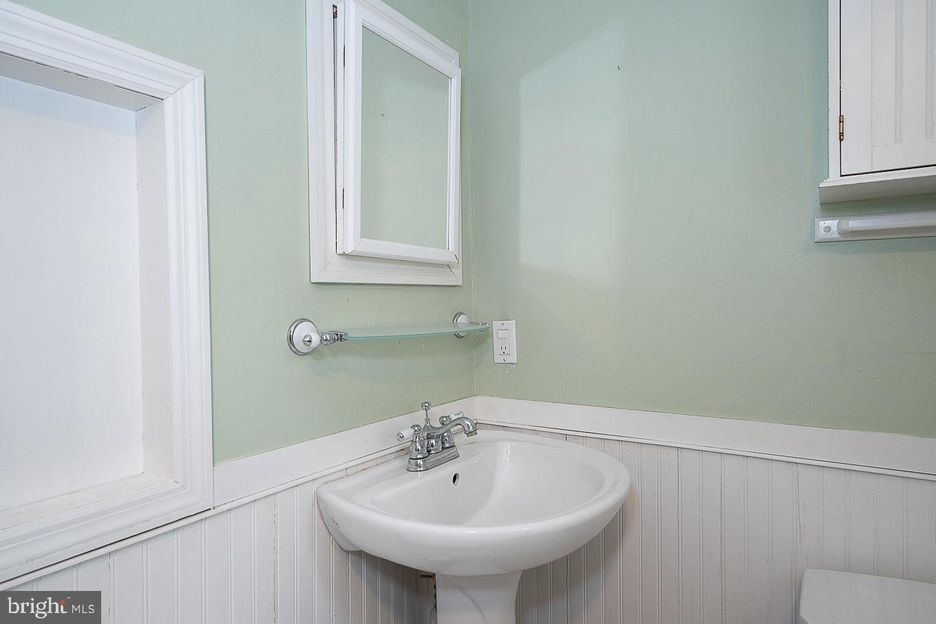 912 Henry Avenue Wayne, PA 19087 - Photo 28 of 67 Bathroom 2