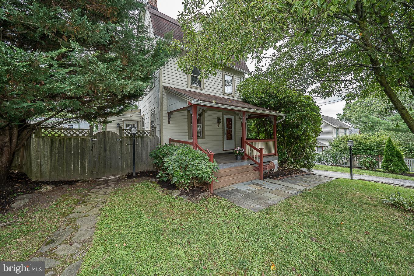 912 Henry Avenue Wayne, PA 19087 - Photo 4 of 67 Front yard