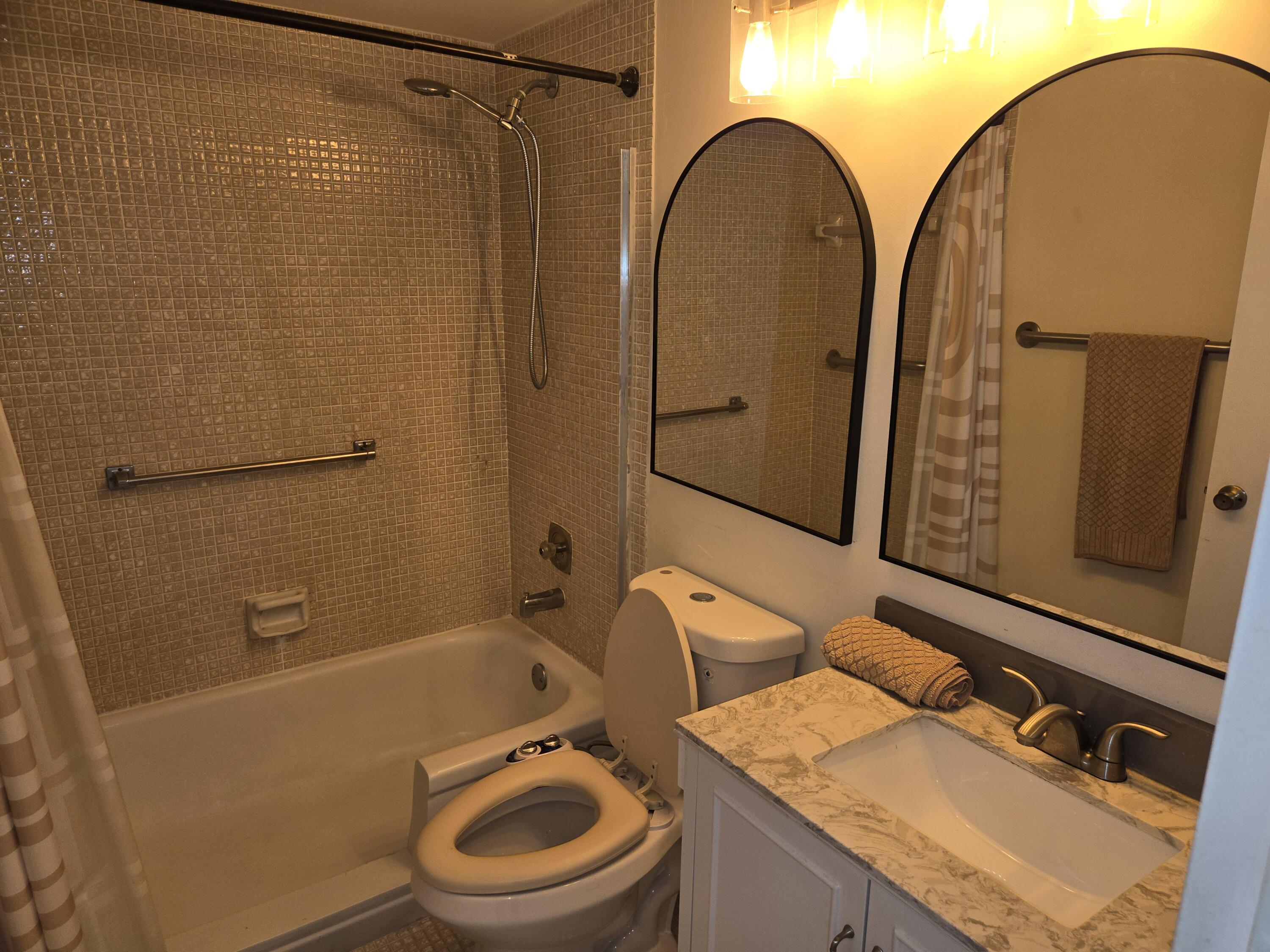 2031 Exeter Boca Raton, FL 33434 - Photo 10 of 45 prarmy bath w-step in feature