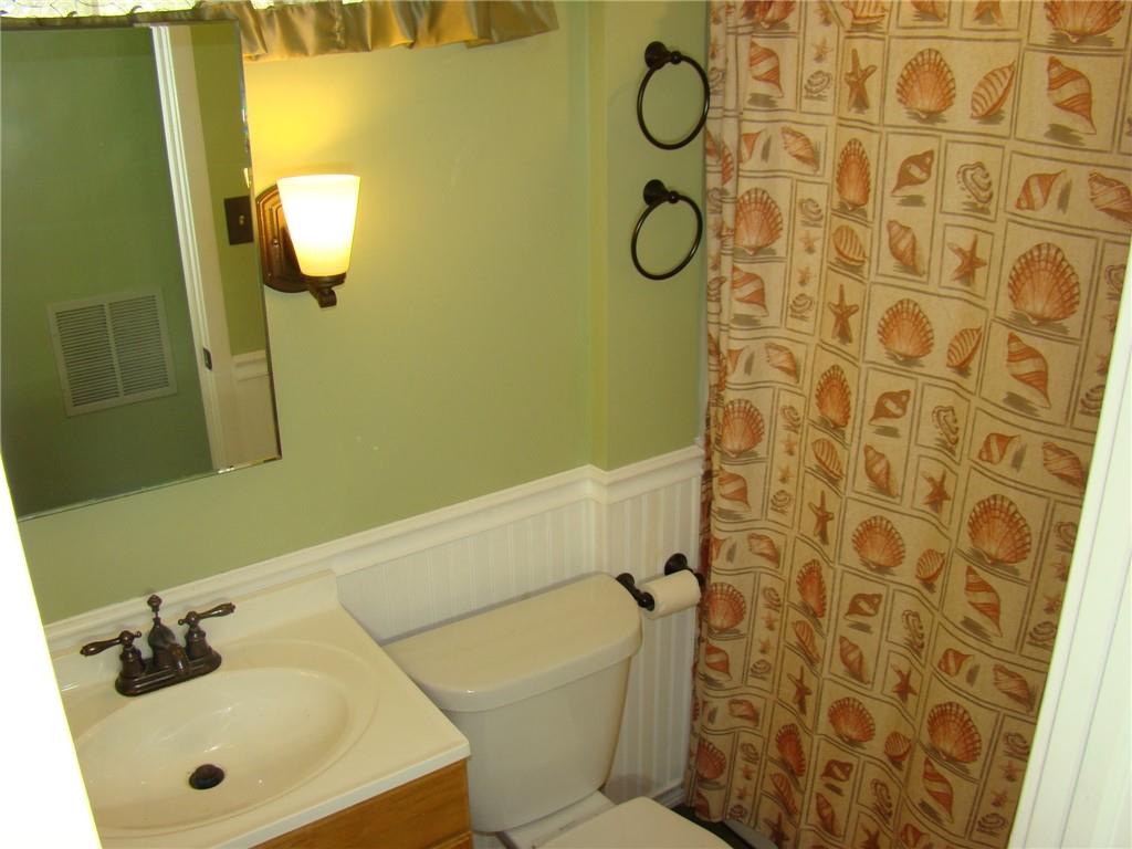 220 McGregor Drive Verona, PA 15147 - Photo 21 of 25 a bathroom with a sink and a tub