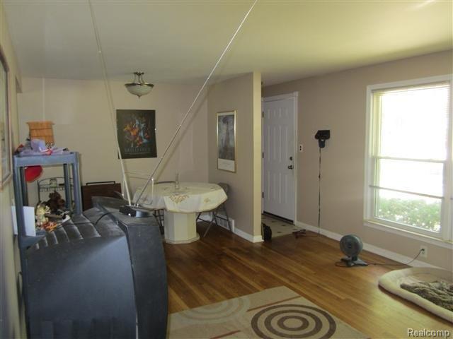 29519 Rambling Road Southfield, MI 48076 - Photo 6 of 18 024.JPG
