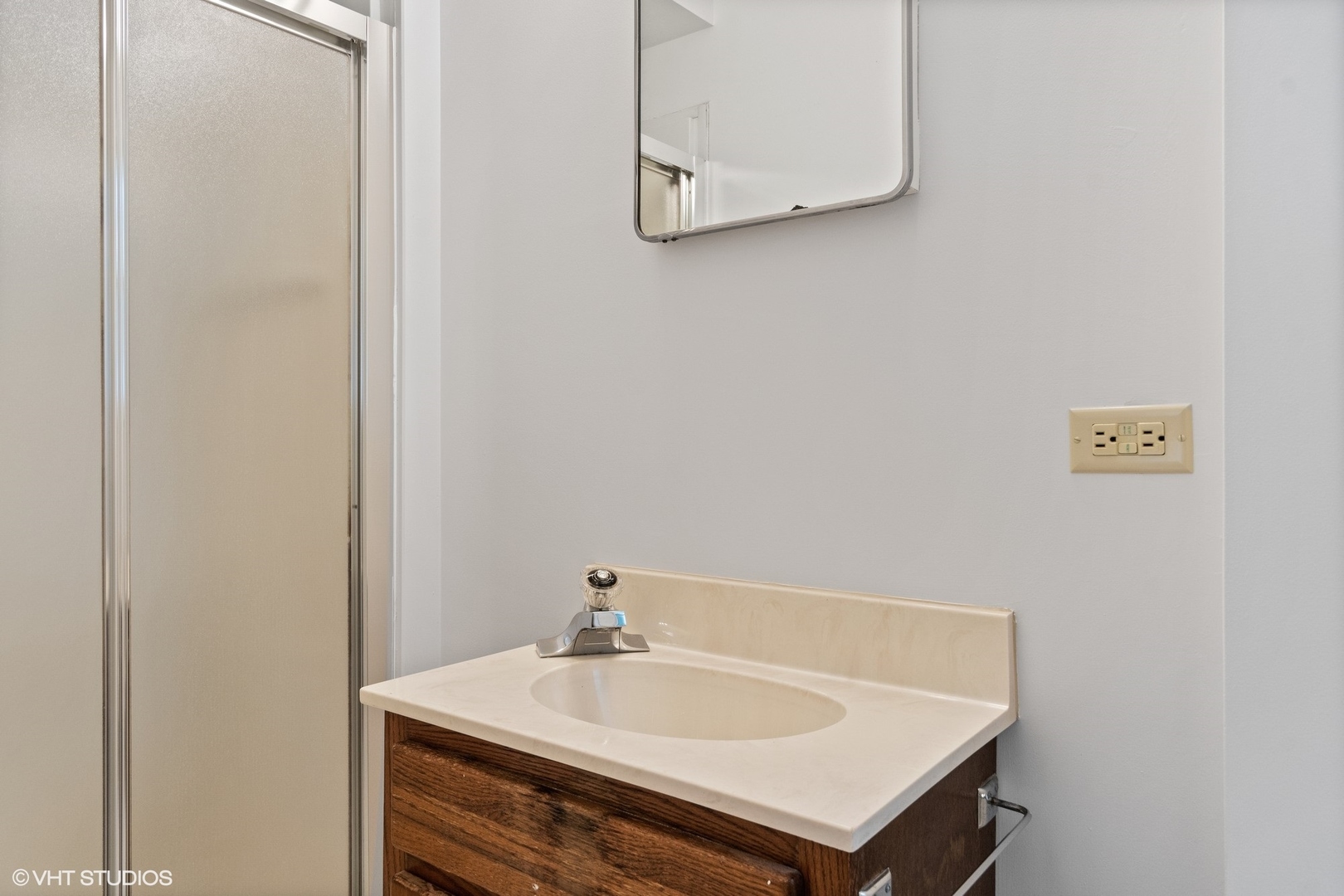 872 Northmoor Road Lake Forest, IL 60045 - Photo 12 of 23 a bathroom with a sink and a mirror
