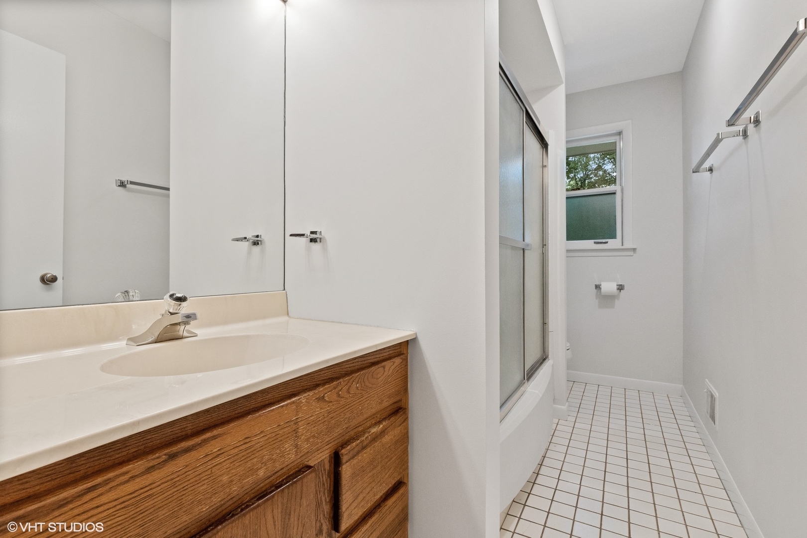 872 Northmoor Road Lake Forest, IL 60045 - Photo 17 of 23 a bathroom with a sink a toilet and shower