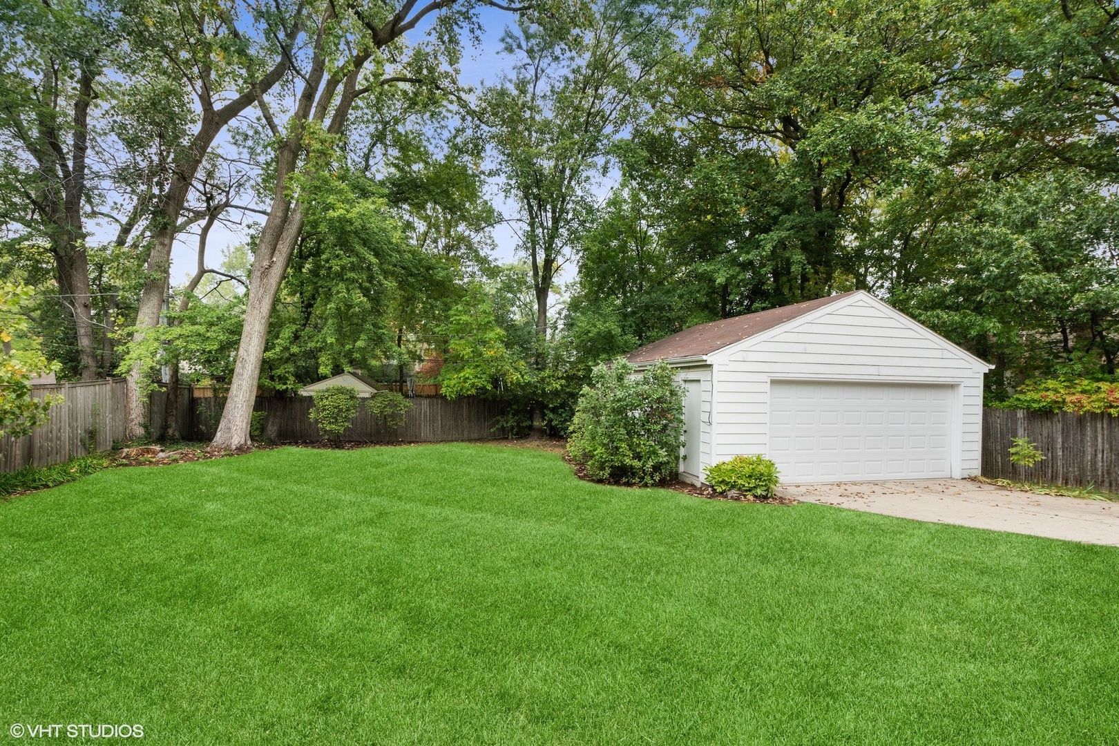 872 Northmoor Road Lake Forest, IL 60045 - Photo 20 of 23 a front view of house with yard and trees