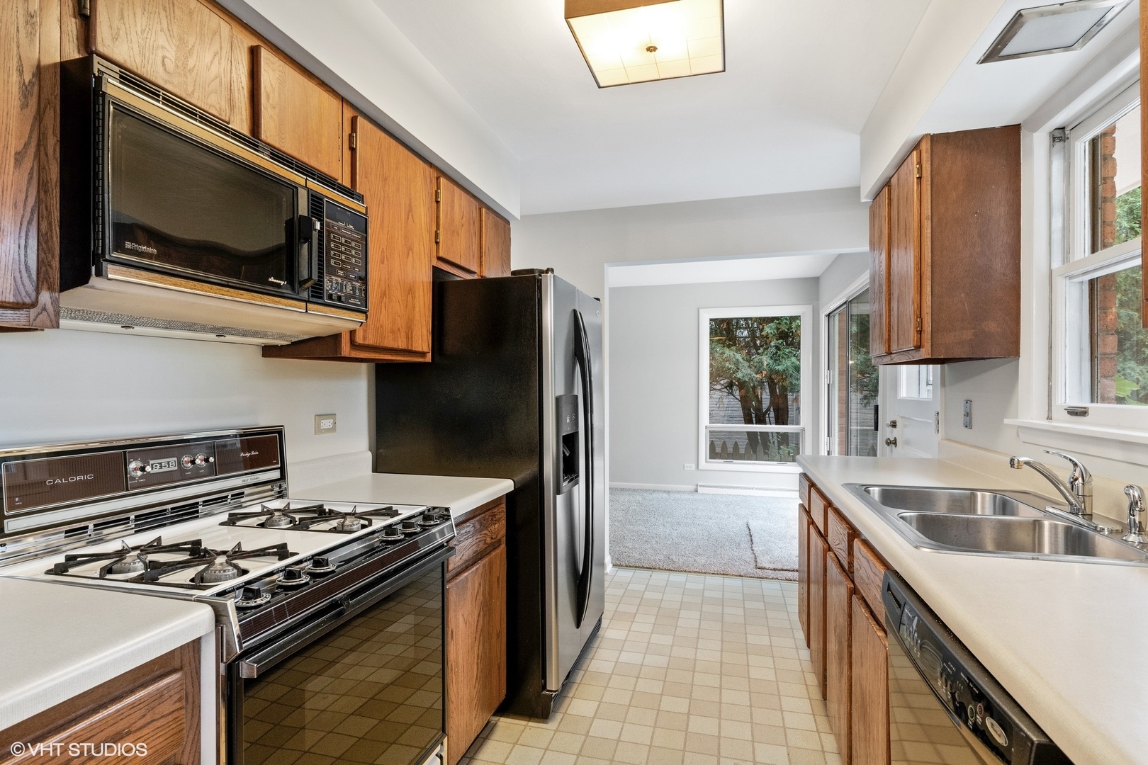 872 Northmoor Road Lake Forest, IL 60045 - Photo 8 of 23 a kitchen with a stove microwave and refrigerator