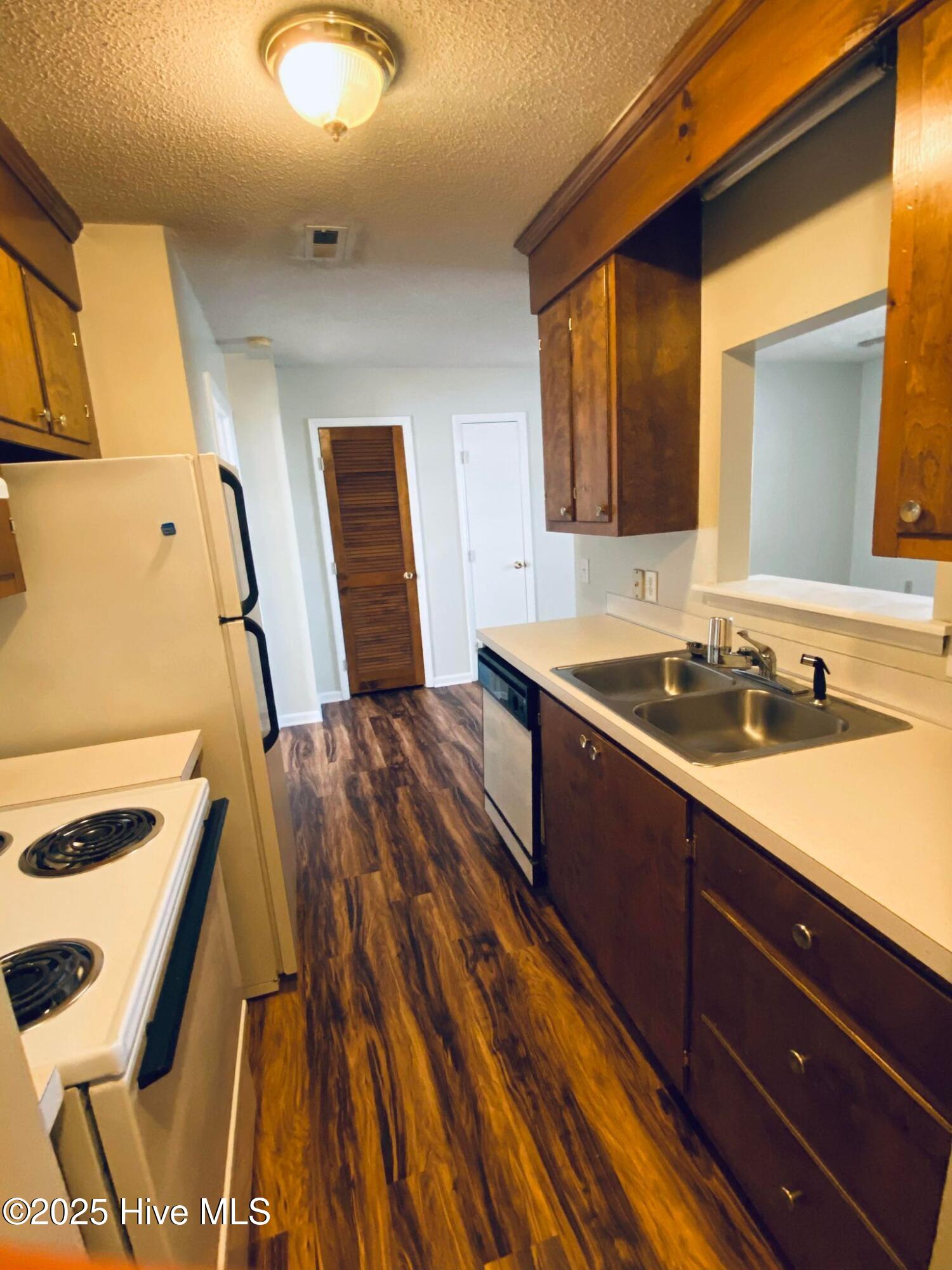 1213 East Fire Tower Road, Unit L Greenville, NC 27858 - Photo 5 of 8 4Kitchen