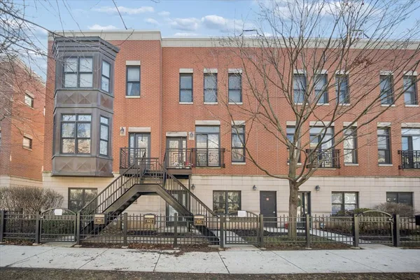 $2,900 | 943 West College Parkway, Chicago, IL 60608