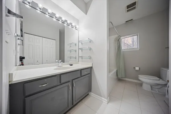 $2,900 | 943 West College Parkway, Chicago, IL 60608