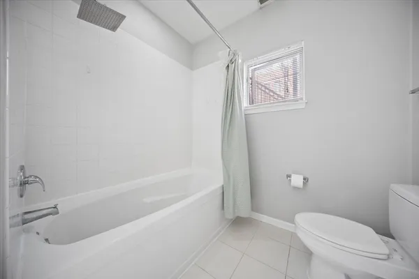 $2,900 | 943 West College Parkway, Chicago, IL 60608